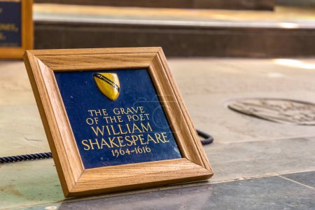 Téléchargez les photos : STRATFORD-UPON-AVON, Royaume-Uni - 11 JUIN 2022 : La tombe du poète William Shakespeare dans l'église Holy Trinity à Stratford upon Avon, Royaume-Uni - en image libre de droit