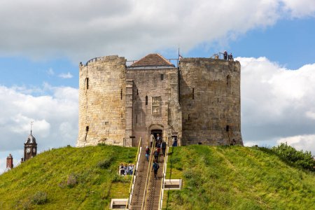 Téléchargez les photos : YORK, Royaume-Uni - 10 JUIN 2022 : Tour médiévale de Clifford à York par une journée d'été ensoleillée, Yorkshire du Nord, Royaume-Uni - en image libre de droit