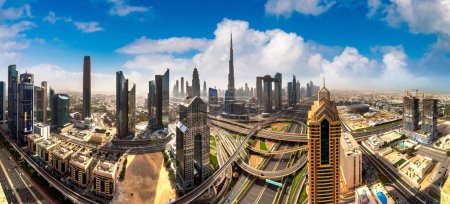 Téléchargez les photos : Vue aérienne du centre-ville de Dubaï par une journée d'été, Émirats arabes unis - en image libre de droit