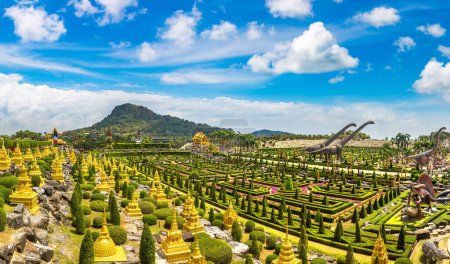 Foto de Panorama de Nong Nooch Tropical Botanical Garden, Pattaya, Tailandia en un día soleado - Imagen libre de derechos