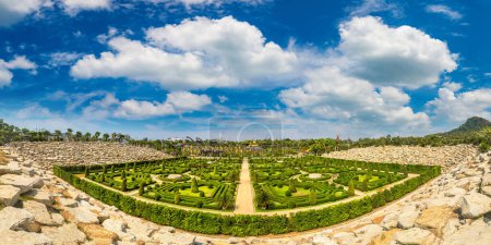 Téléchargez les photos : Panorama du jardin botanique tropical de Nong Nooch, Pattaya, Thaïlande par une journée ensoleillée - en image libre de droit