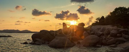 Téléchargez les photos : Panorama du coucher de soleil à Hin Ta Hin Ya Grand-père et grand-mère Rock sur l'île de Koh Samui, Thaïlande dans une journée d'été - en image libre de droit