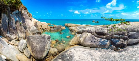 Téléchargez les photos : Panorama de Hin Ta et Hin Yai Rocks sur la plage de Samui, Thaïlande dans une journée estivale - en image libre de droit