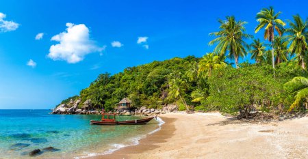 Téléchargez les photos : Panorama de la belle plage tropicale le jour d'été - en image libre de droit