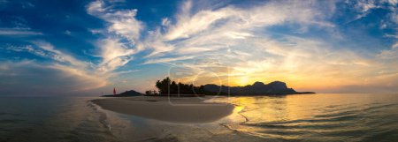Téléchargez les photos : Koh Mook, Thaïlande - 14 avril 2019 : Panorama du coucher de soleil sur la plage tropicale de Koh Mook (Koh Muk) île, Thaïlande - en image libre de droit