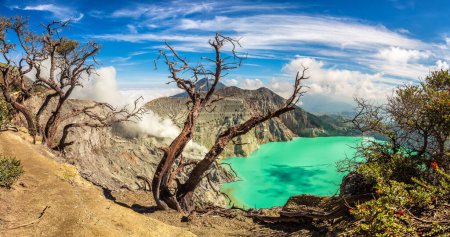 Foto de Panorama del cráter del volcán activo Ijen, isla Java, Indonesia - Imagen libre de derechos