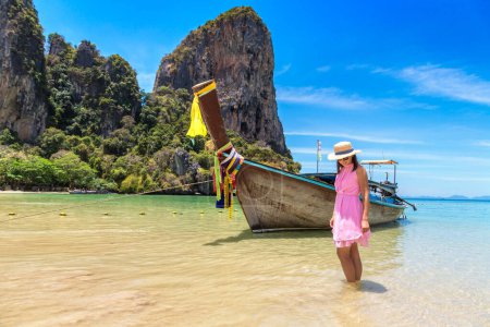 Téléchargez les photos : Belle femme touristique près du bateau traditionnel à queue longue à Railay Beach, Thaïlande - en image libre de droit