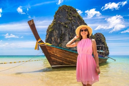 Téléchargez les photos : Belle femme touristique près du bateau traditionnel à queue longue à Phra Nang Beach, Thaïlande - en image libre de droit