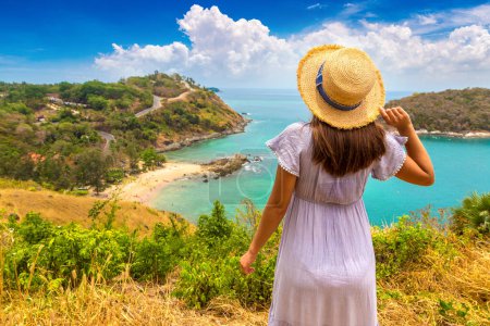 Téléchargez les photos : Femme voyageuse portant une robe bleue et un chapeau de paille à la vue panoramique de la plage de Yanui à Phuket en Thaïlande dans une journée d'été - en image libre de droit