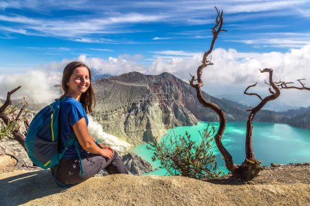Téléchargez les photos : Femme voyageuse au cratère du volcan actif Ijen et arbre mort, île de Java, Indonésie - en image libre de droit