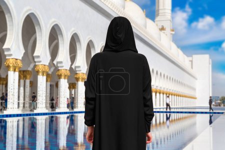 Foto de Hermosa mujer está usando ropa árabe en Sheikh Zayed Gran Mezquita en Abu Dhabi, Emiratos Árabes Unidos - Imagen libre de derechos