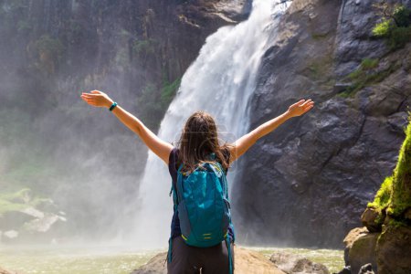 Touristin und Dunhinda-Wasserfall an einem sonnigen Tag in Sri Lanka