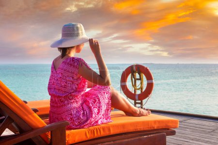 Foto de Hermosa mujer relajándose en el solárium en la playa tropical de lujo en un día soleado de verano - Imagen libre de derechos