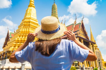 Téléchargez les photos : Femme voyageuse à Wat Phra Kaew (Temple du Bouddha Émeraude) et Grand Palais et à Bangkok dans une journée d'été - en image libre de droit