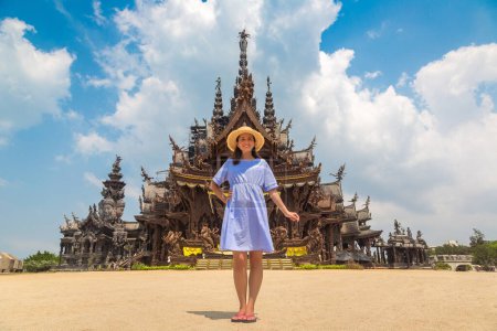 Téléchargez les photos : Femme voyageuse au Sanctuaire de la Vérité à Pattaya dans un jour d'été - en image libre de droit