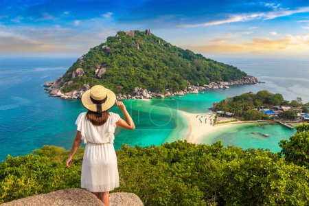 Téléchargez les photos : Femme voyageuse portant une robe blanche et un chapeau de paille à l'île Nang Yuan, Koh Tao, Thaïlande dans une journée d'été - en image libre de droit