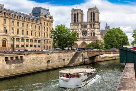 Foto de Crucero por el río y Notre Dame de Paris es uno de los símbolos más famosos de París en un día de verano, Francia - Imagen libre de derechos