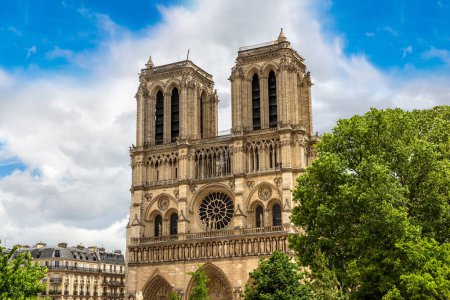Foto de Notre Dame de Paris es uno de los símbolos más famosos de París en un día de verano, Francia - Imagen libre de derechos