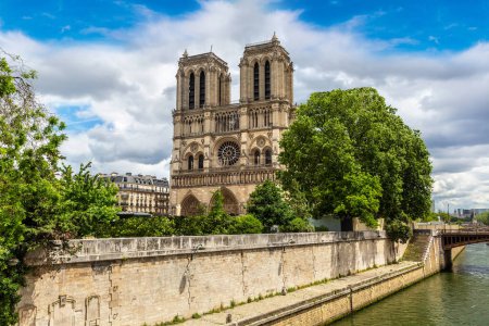 Foto de Río Sena y Notre Dame de Paris es uno de los símbolos más famosos de París en un día de verano, Francia - Imagen libre de derechos