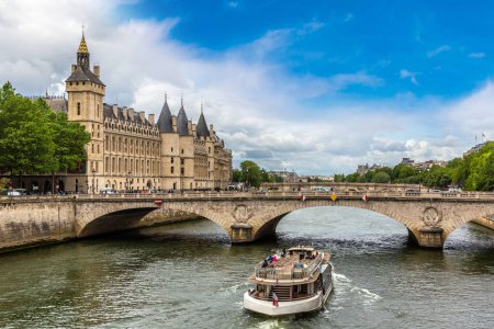 Téléchargez les photos : Pont au Change pont sur la Seine et la Conciergerie palais et prison à Paris en une journée d'été, France - en image libre de droit