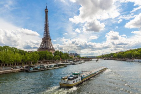 Téléchargez les photos : Tour Eiffel et Seine à Paris par une journée ensoleillée d'été, France - en image libre de droit