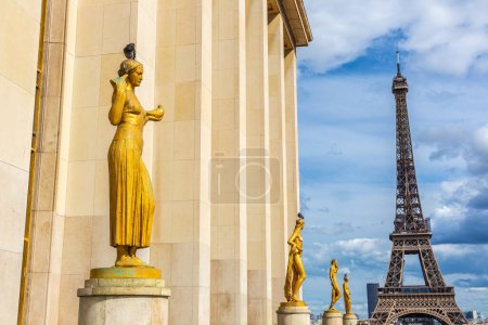 Téléchargez les photos : Statue sur la place du Trocadéro et la Tour Eiffel à Paris par une journée ensoleillée d'été, France - en image libre de droit