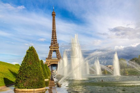 Foto de Torre Eiffel y fuentes de Trocadero en París al atardecer, Francia - Imagen libre de derechos