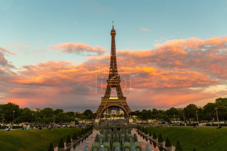 Foto de Torre Eiffel en París durante el hermoso atardecer, Francia - Imagen libre de derechos