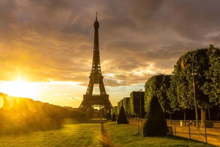 Téléchargez les photos : Tour Eiffel à Paris lors d'un magnifique coucher de soleil, France - en image libre de droit