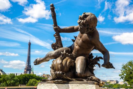 Foto de Escultura de bronce en el puente Pont Alexandre III y la Torre Eiffel por detrás en París en un día de verano, Francia - Imagen libre de derechos