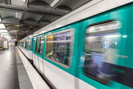 Foto de Paris Metro es uno de los sistemas subterráneos más grandes del mundo en París en un día de verano, Francia - Imagen libre de derechos