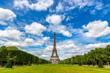 Téléchargez les photos : Tour Eiffel à Paris par une journée ensoleillée d'été, France - en image libre de droit
