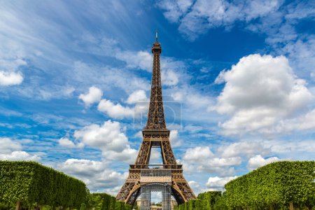 Foto de Torre Eiffel en París en un soleado día de verano, Francia - Imagen libre de derechos