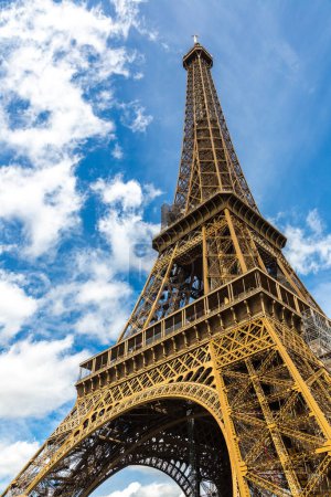 Foto de Torre Eiffel en París en un soleado día de verano, Francia - Imagen libre de derechos