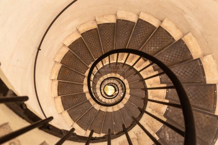 Téléchargez les photos : Escalier intérieur et en colimaçon de l'Arc de Triomphe à Paris, France - en image libre de droit