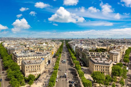 Téléchargez les photos : Vue aérienne panoramique de Paris depuis l'Arc de Triomphe lors d'une journée d'été, France - en image libre de droit
