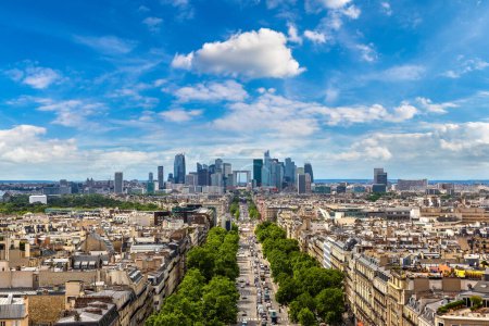 Foto de Vista aérea panorámica de París y la avenida Charles de Gaulle y el distrito financiero de La Defence desde Arc de Triomphe, Francia - Imagen libre de derechos