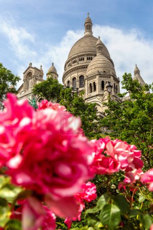 Téléchargez les photos : Basilique du Sacré-Cœur sur la colline Montmartre à Paris (Basilique du Sacré-Cœur) en été, France - en image libre de droit