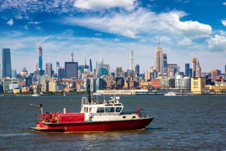 Foto de Jersey City Fire Department boat on the Hudson River against Manhattan cityscape background, Estados Unidos - Imagen libre de derechos