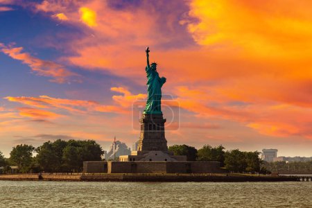 Téléchargez les photos : Statue de la Liberté au coucher du soleil à New York, NY, USA - en image libre de droit