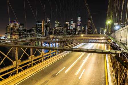 Téléchargez les photos : Pont de Brooklyn passerelle piétonne la nuit à New York, NY, USA - en image libre de droit