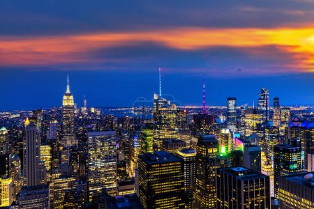 Foto de Vista aérea panorámica de Manhattan por la noche en Nueva York, NY, EE.UU. - Imagen libre de derechos