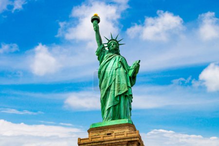 Foto de Estatua de la Libertad contra el cielo azul con hermoso fondo nuboso en Nueva York, NY, EE.UU. - Imagen libre de derechos