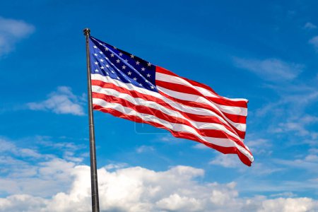 Foto de Bandera de EE.UU. ondeando contra el cielo con hermosa nube - Imagen libre de derechos