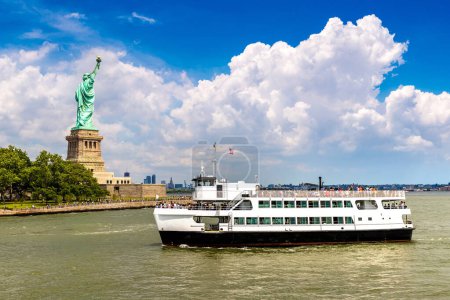 Téléchargez les photos : Statue de la Liberté et bateau touristique ferry à New York, NY, USA - en image libre de droit