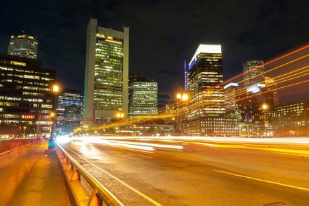 Foto de Senderos de semáforo en Boston paisaje urbano por la noche, Estados Unidos - Imagen libre de derechos