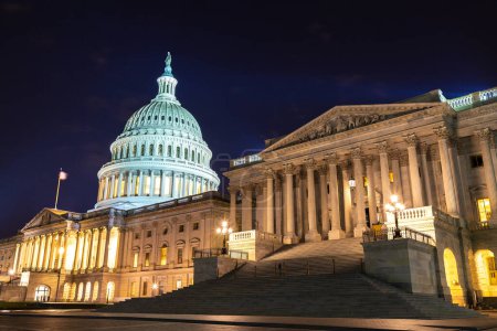 Foto de El edificio del Capitolio de los Estados Unidos al atardecer por la noche en Washington DC, EE.UU. - Imagen libre de derechos