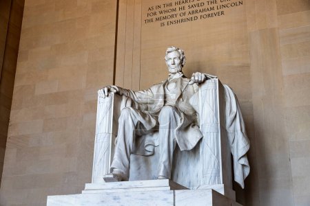 Téléchargez les photos : Statue Abraham Lincoln à l'intérieur du Lincoln Memorial à Washington DC, États-Unis - en image libre de droit