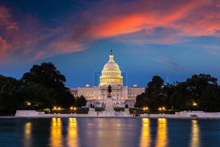 Foto de El edificio del Capitolio de los Estados Unidos y el Capitolio Reflecting Pool al atardecer por la noche en Washington DC, EE.UU. - Imagen libre de derechos