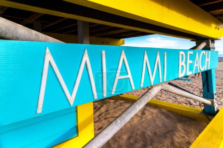 Foto de Primer plano del cartel de Miami Beach en la torre de salvavidas en South Beach, Miami Beach en un día soleado, Florida - Imagen libre de derechos